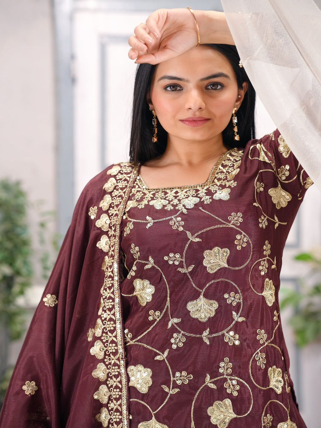 सीक्वेंस एम्ब्रॉयडरी वर्क वाला डिज़ाइनर पार्टी वियर शरारा सूट