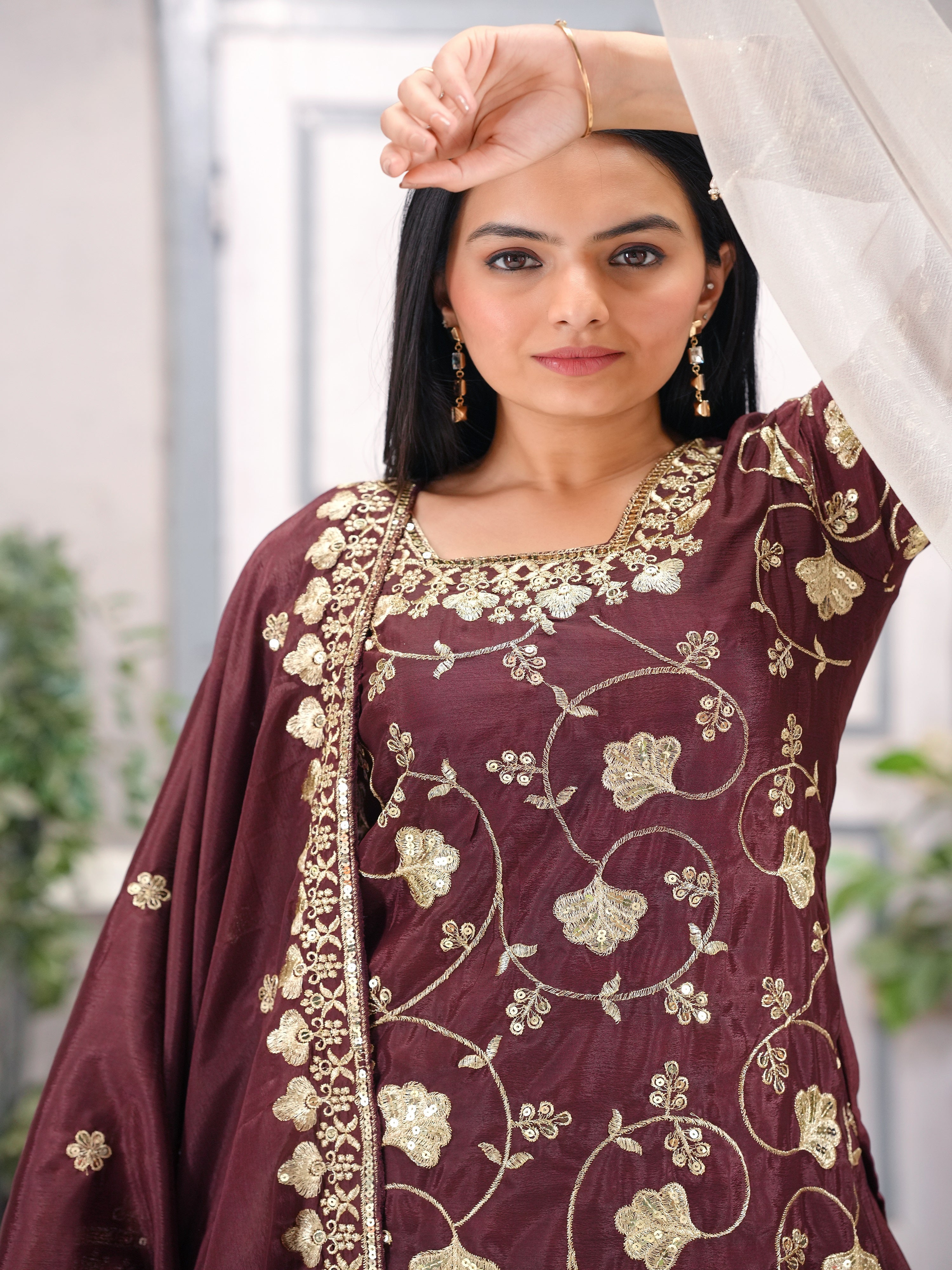 सीक्वेंस एम्ब्रॉयडरी वर्क वाला डिज़ाइनर पार्टी वियर शरारा सूट