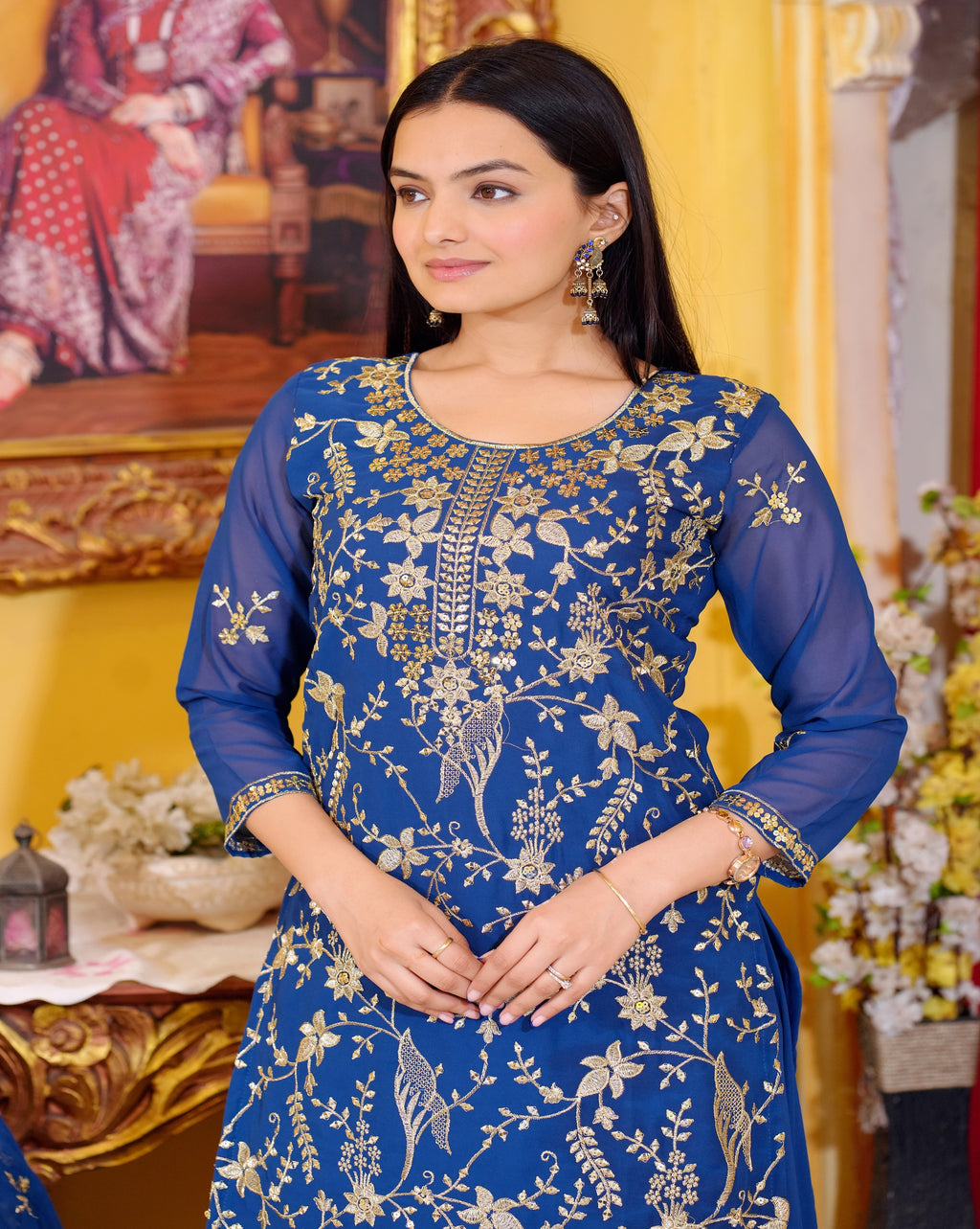 सीक्वेंस एम्ब्रॉयडरी वर्क के साथ डिज़ाइनर पार्टी वियर लहंगा सूट