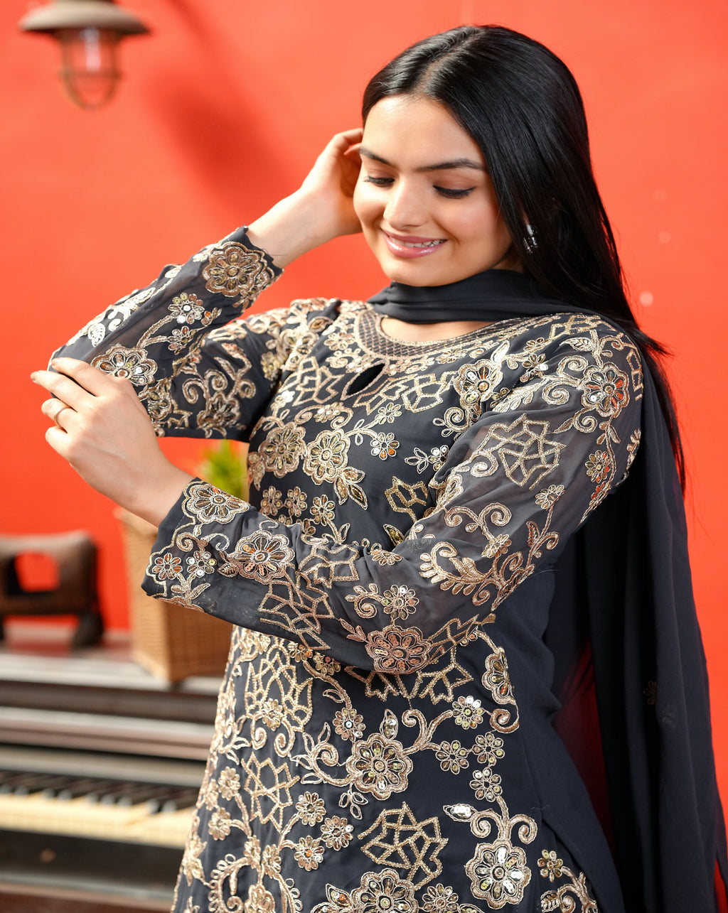 कोडिंग सीक्वेंस कढ़ाई वर्क के साथ डिज़ाइनर शरारा सूट