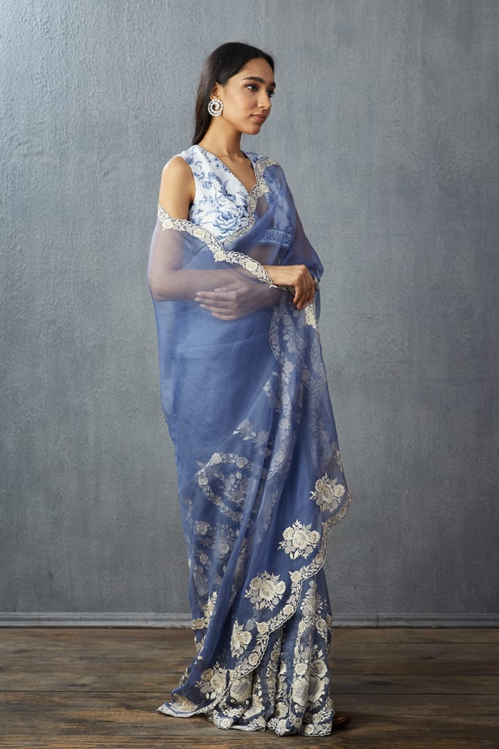 सुंदर धागे के काम और कट दाना कढ़ाई के साथ फैंसी साड़ी