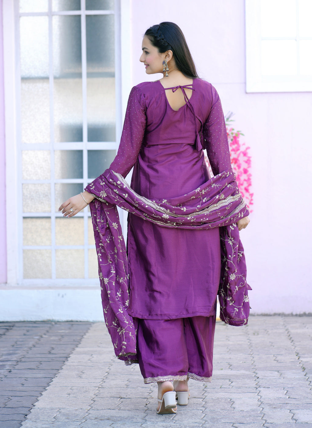 सीक्वेंस एम्ब्रॉयडरी वर्क और स्टोन वर्क के साथ डिज़ाइनर पार्टी वियर सूट