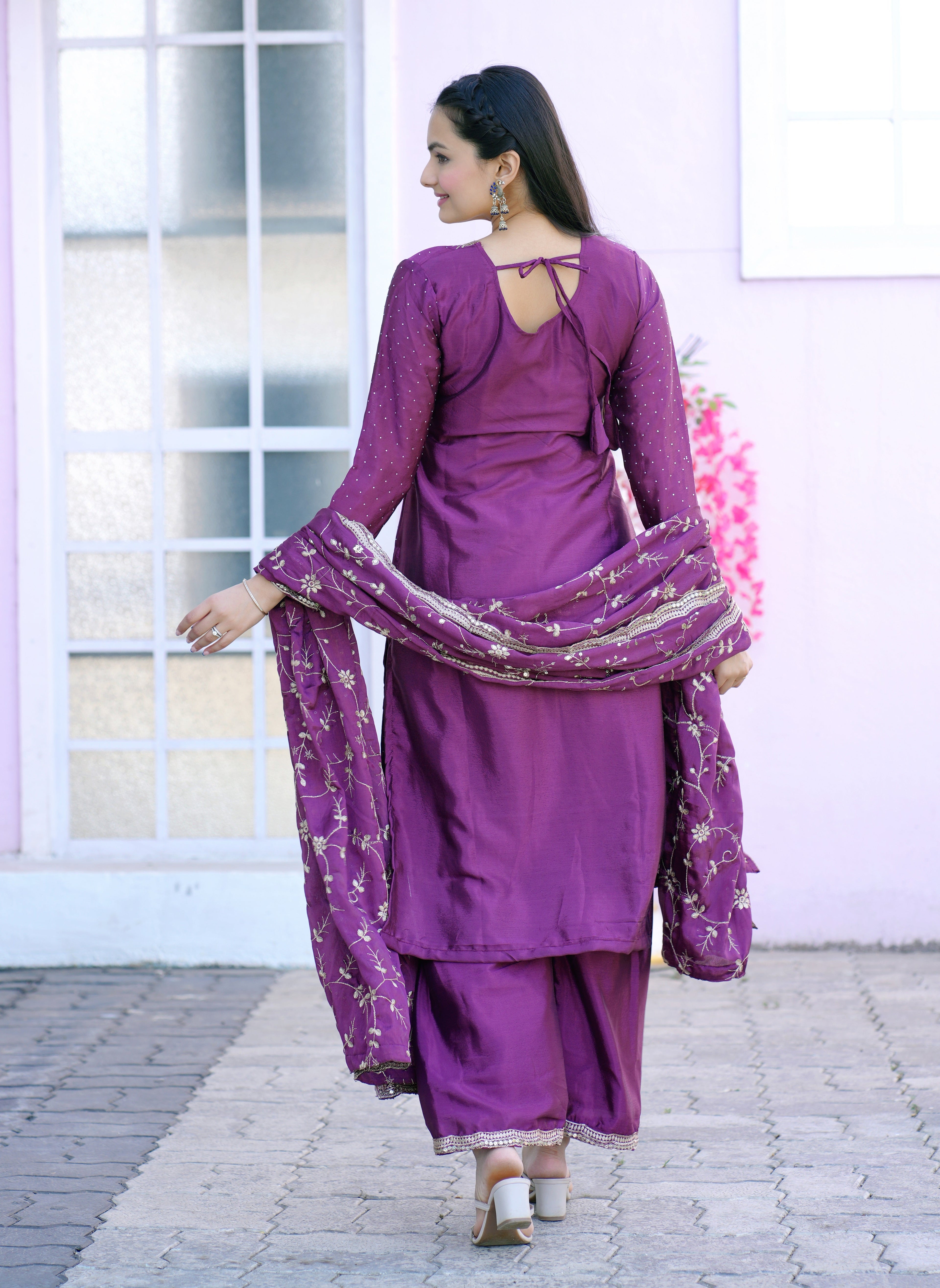 सीक्वेंस एम्ब्रॉयडरी वर्क और स्टोन वर्क के साथ डिज़ाइनर पार्टी वियर सूट