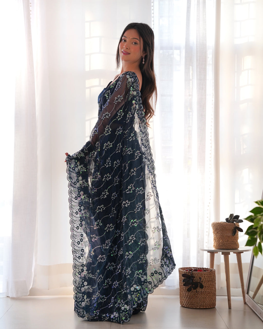 डिज़ाइनर सीक्वेंस एम्ब्रॉयडरी वर्क वाली पार्टी वियर साड़ी