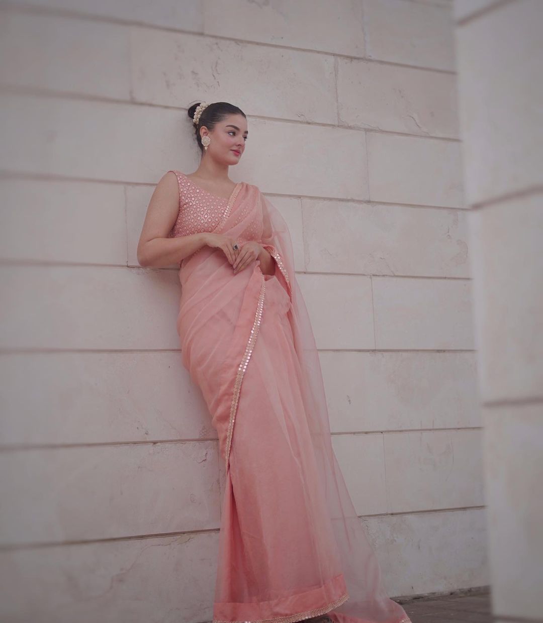 कढ़ाईदार सीक्वेंस वर्क वाली डिज़ाइनर पार्टी वियर साड़ी