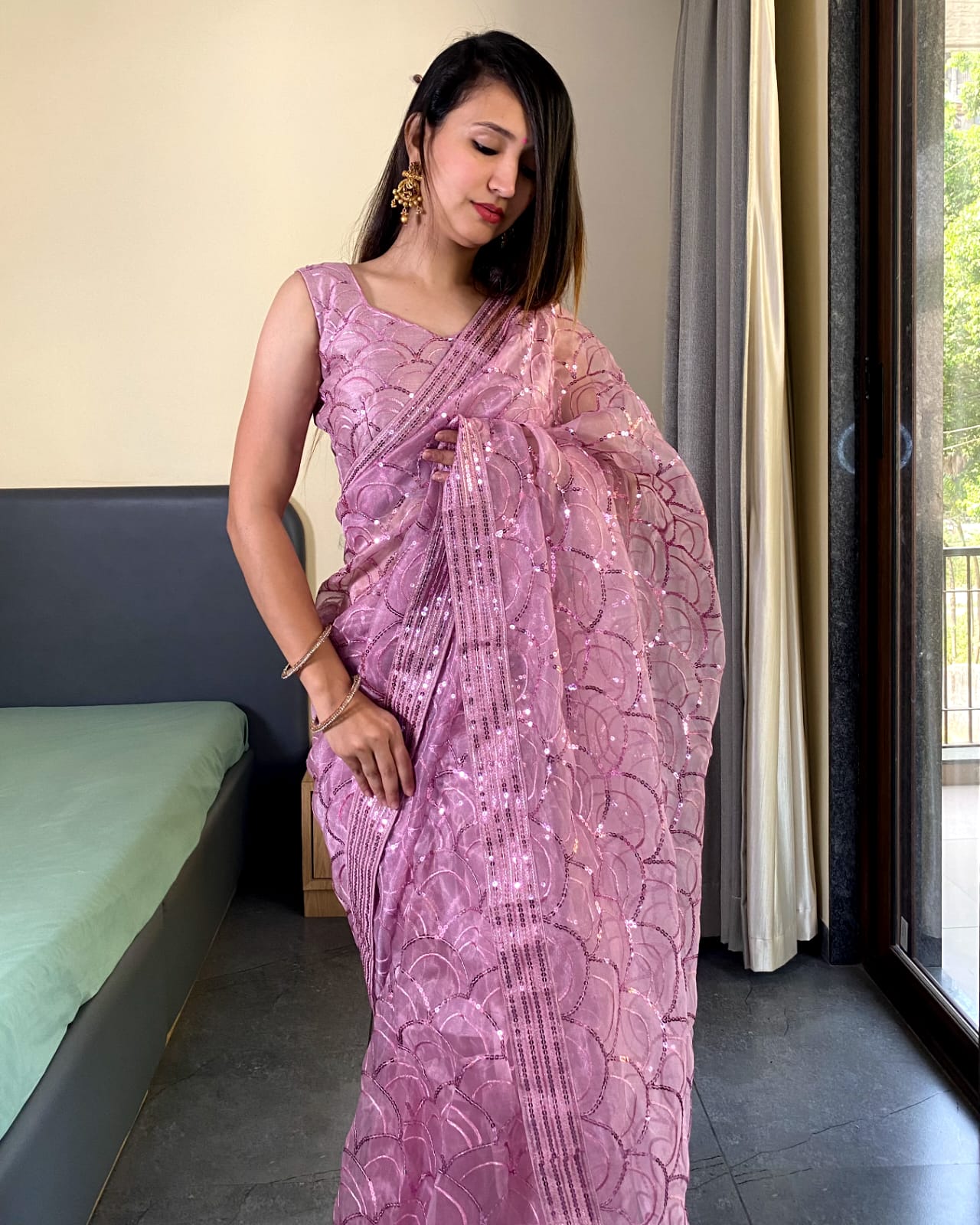 कढ़ाईदार लेस बॉर्डर वाली ज़री डोरी वाली डिज़ाइनर साड़ी