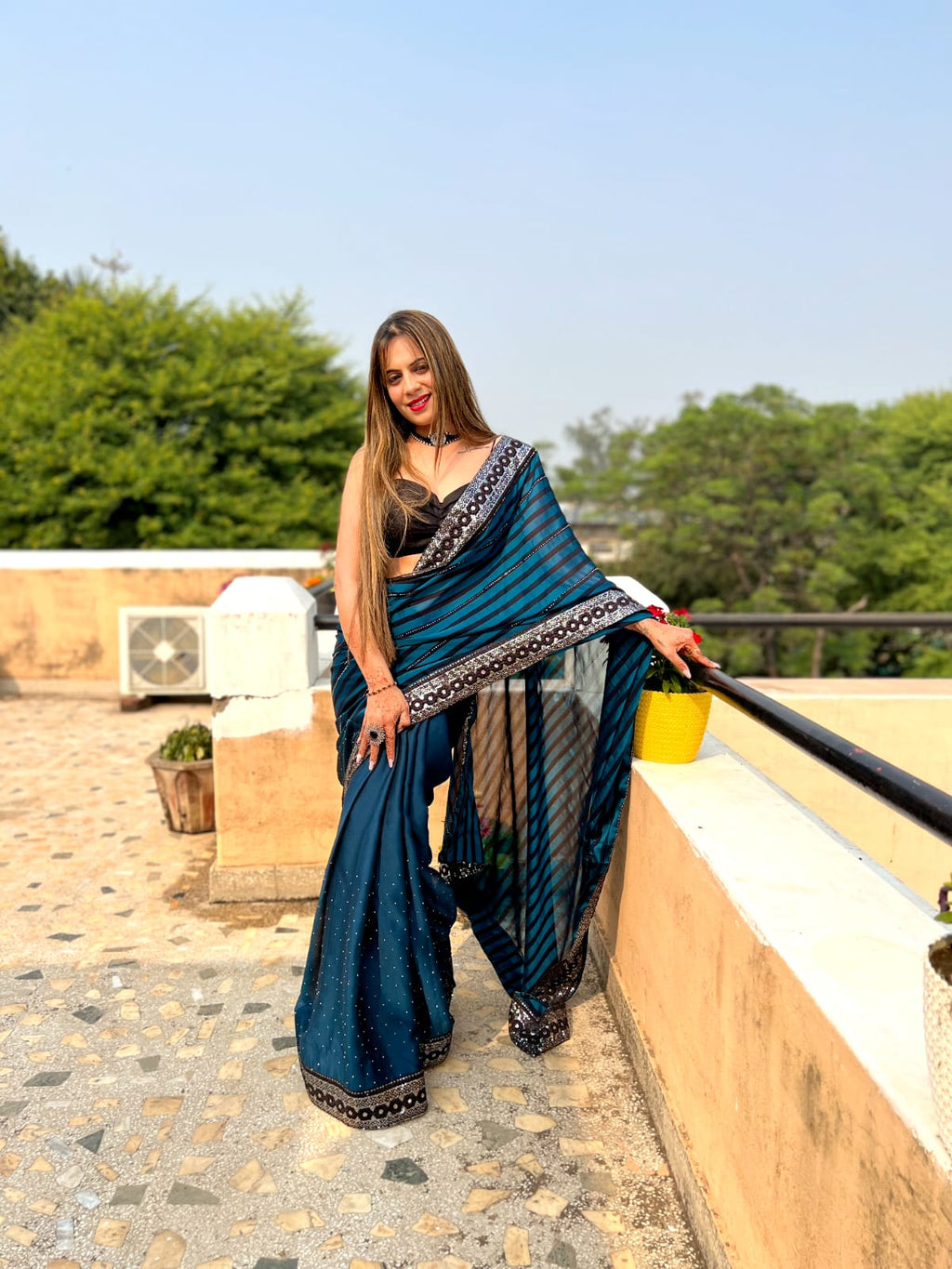 सीक्वेंस एम्ब्रॉयडरी वर्क वाली ट्रेंडिंग साड़ी