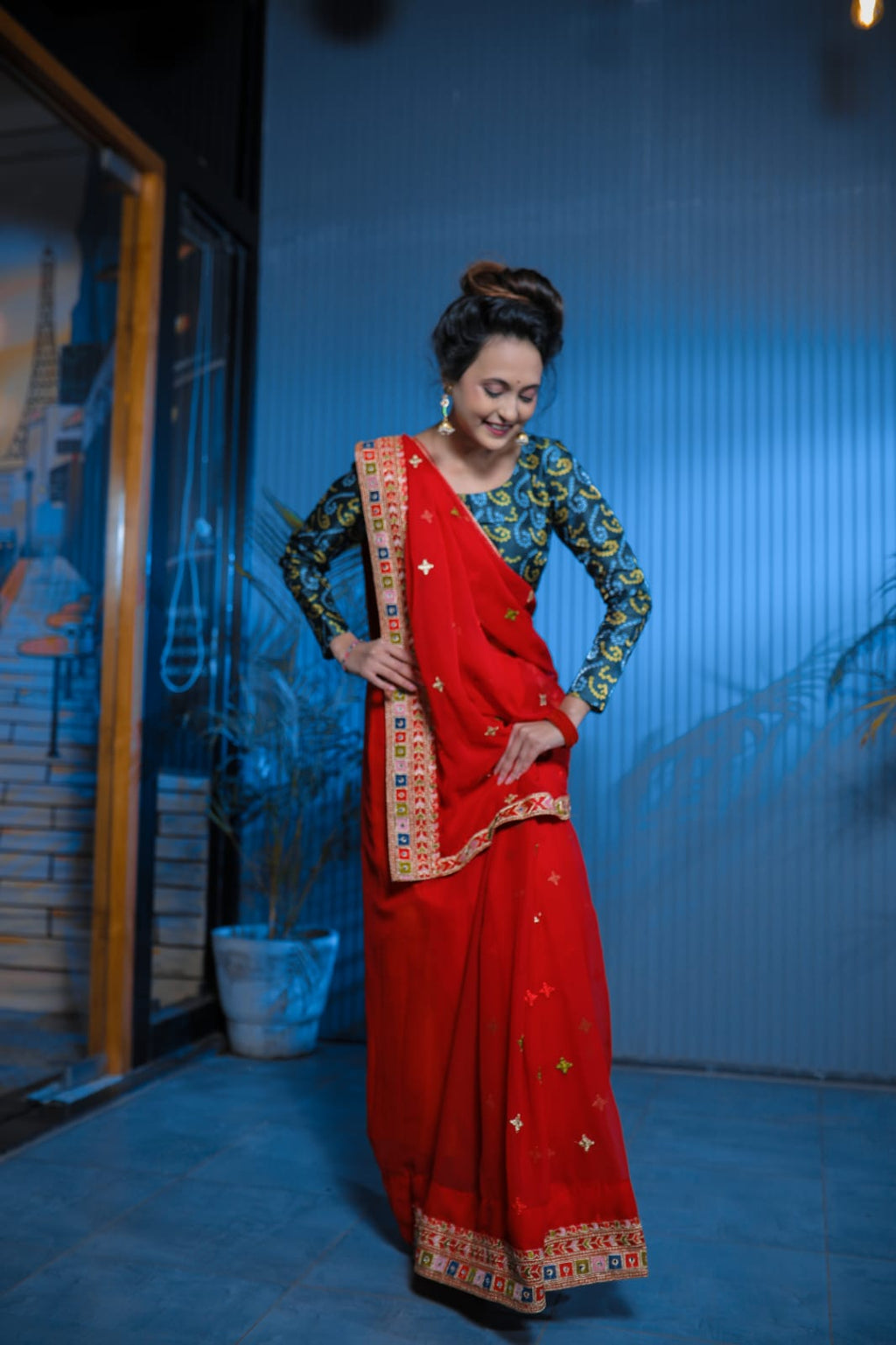 कढ़ाई धागे और मिरर वर्क के साथ पार्टी वियर डिज़ाइनर साड़ी