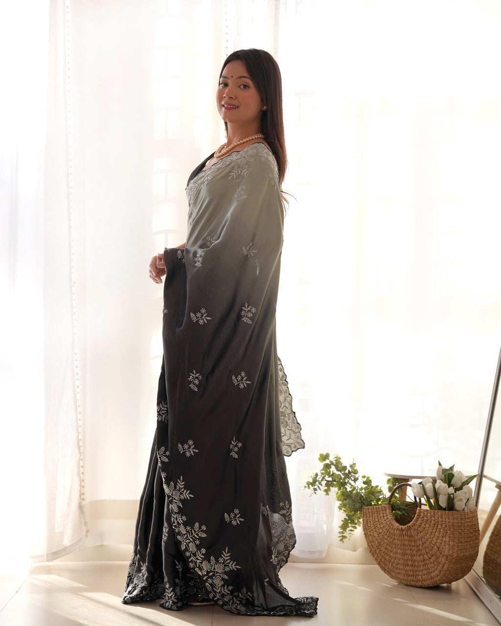 ज़री डोरी वर्क के साथ सीक्वेंस और मल्टी थ्रेड वाली डिज़ाइनर साड़ी