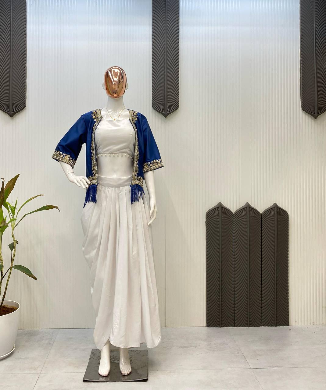 पार्टी वियर लुक डिज़ाइनर थ्री पीस वेस्टर्न