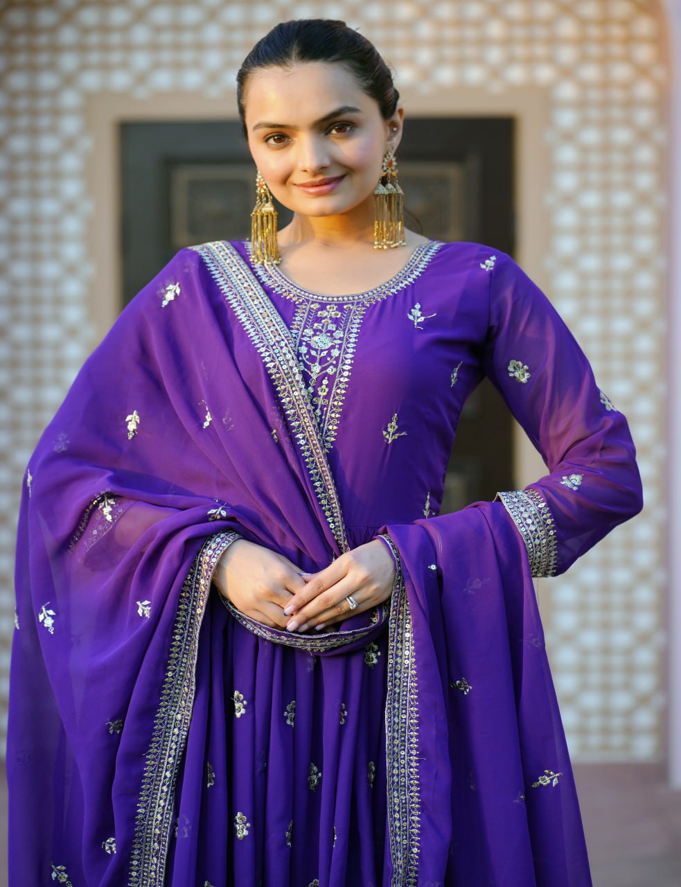 अनुक्रम कढ़ाई काम के साथ डिजाइनर कढ़ाई गाउन