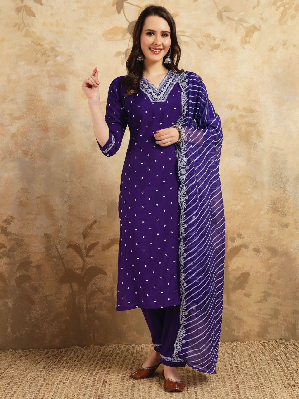 पार्टी वियर लुक: दुपट्टे के साथ टॉप और बॉटम में खूबसूरत दिखें