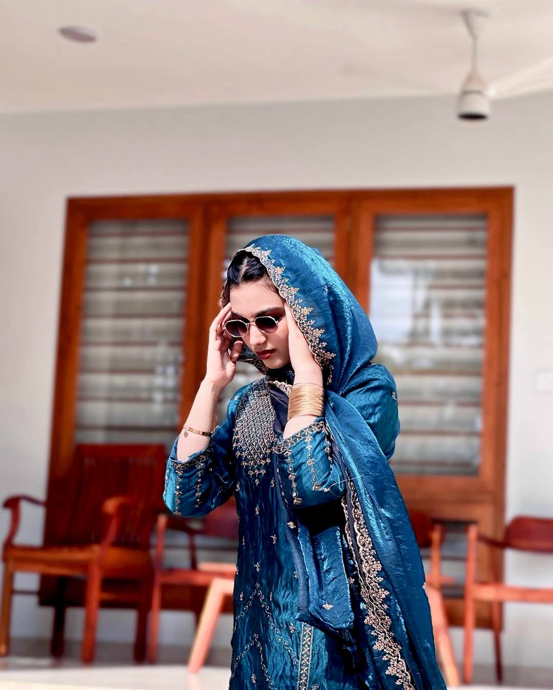 पार्टी वियर लुक टॉप-बॉटम और दुपट्टा सेक्विन एम्ब्रॉयडरी वर्क के साथ