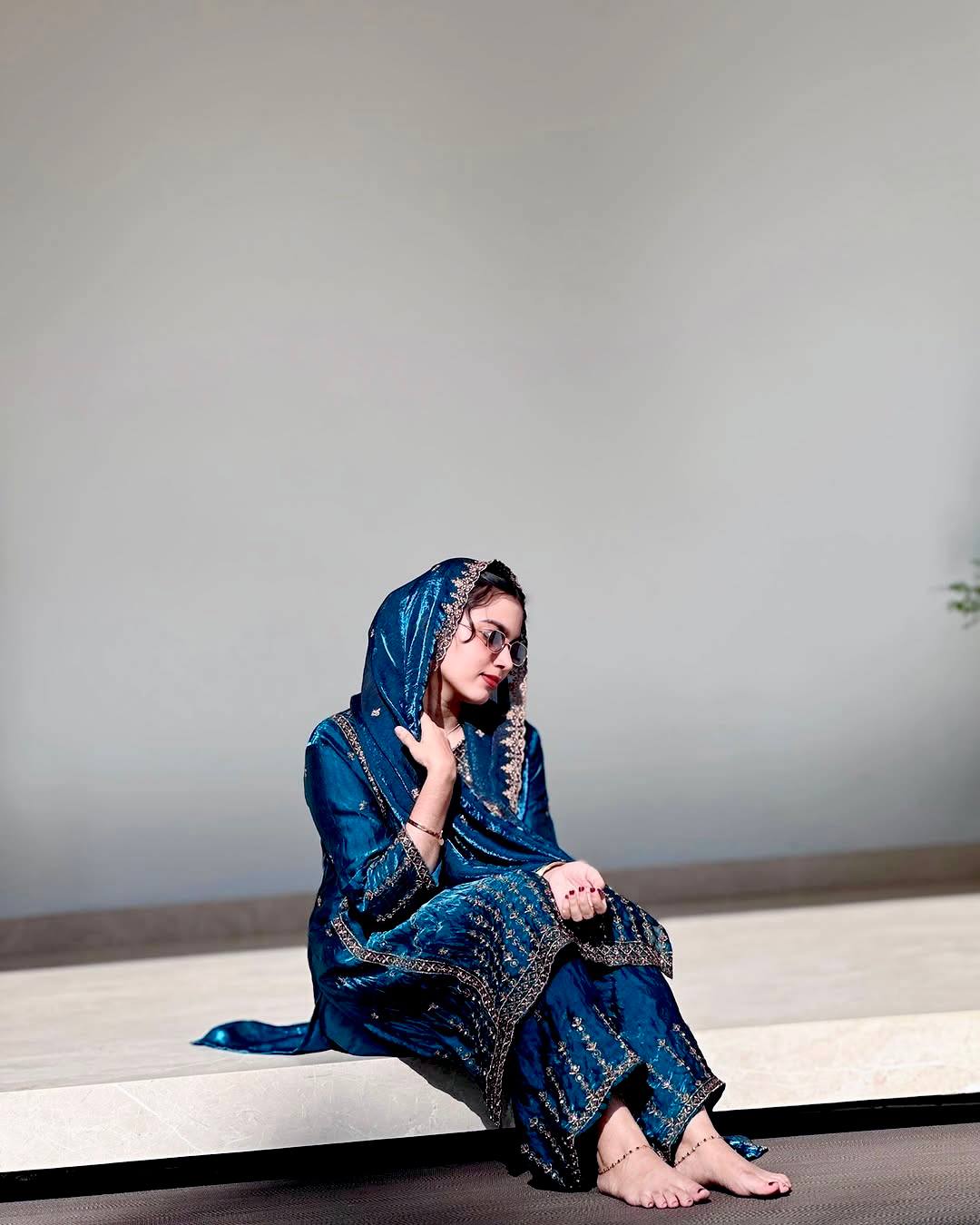 पार्टी वियर लुक टॉप-बॉटम और दुपट्टा सेक्विन एम्ब्रॉयडरी वर्क के साथ