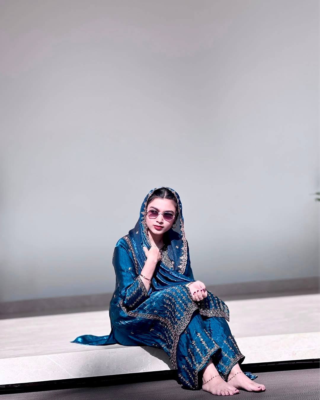 पार्टी वियर लुक टॉप-बॉटम और दुपट्टा सेक्विन एम्ब्रॉयडरी वर्क के साथ