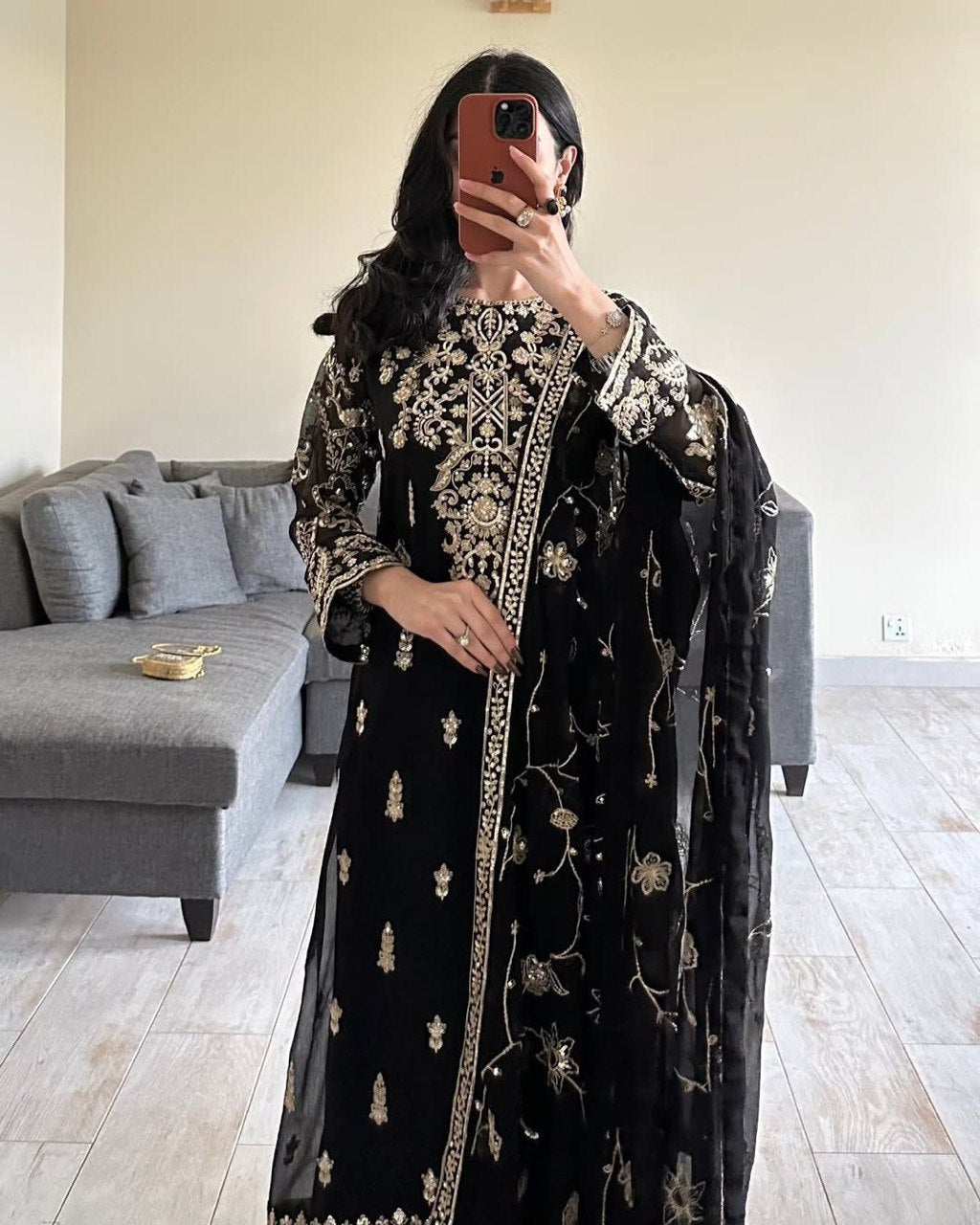 पार्टी वियर सुंदर सूट सेट धागे के साथ अनुक्रम कार्य के साथ