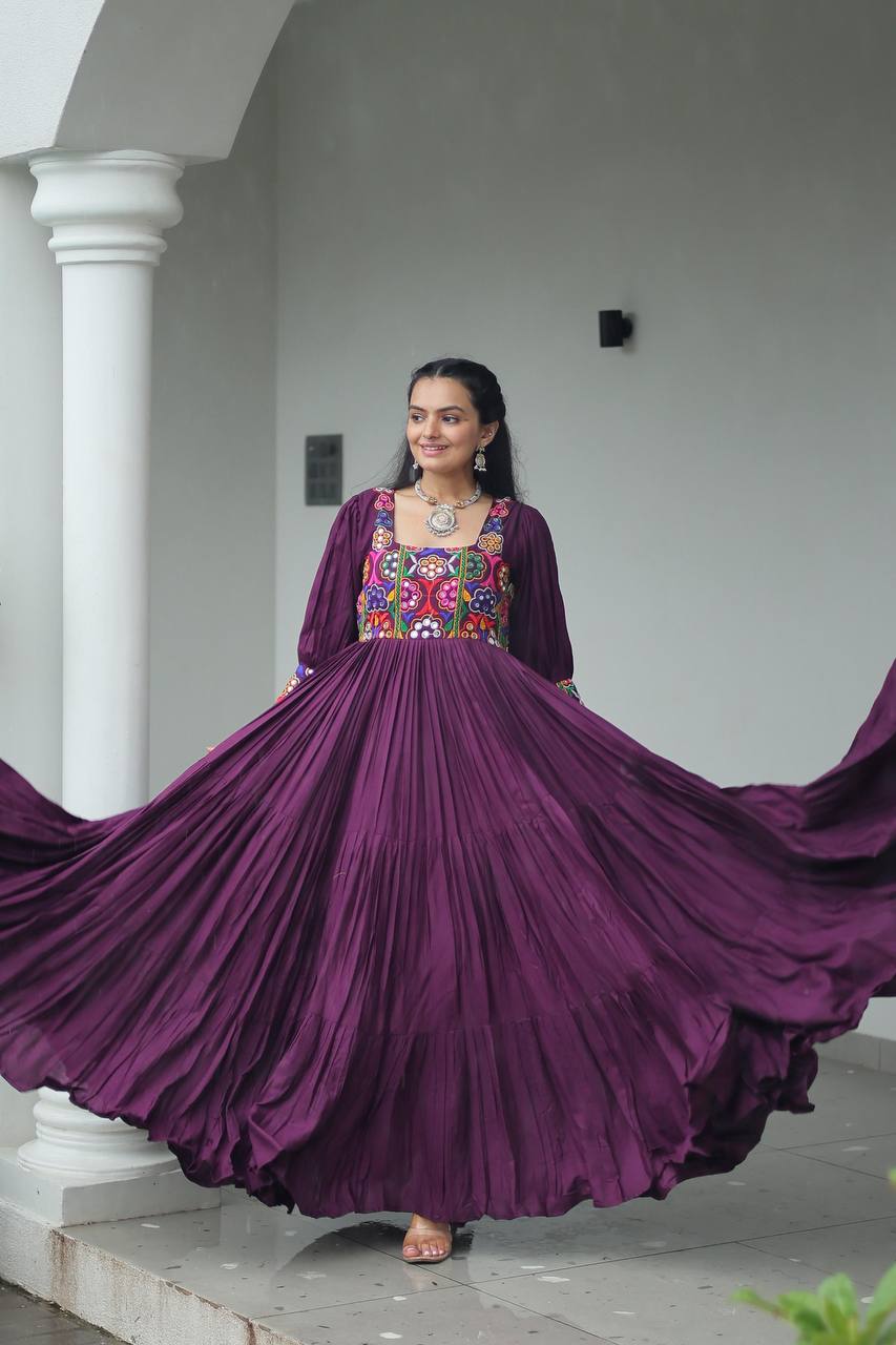 नवरात्रि स्पेशल गमठी वर्क वाला खूबसूरत गाउन