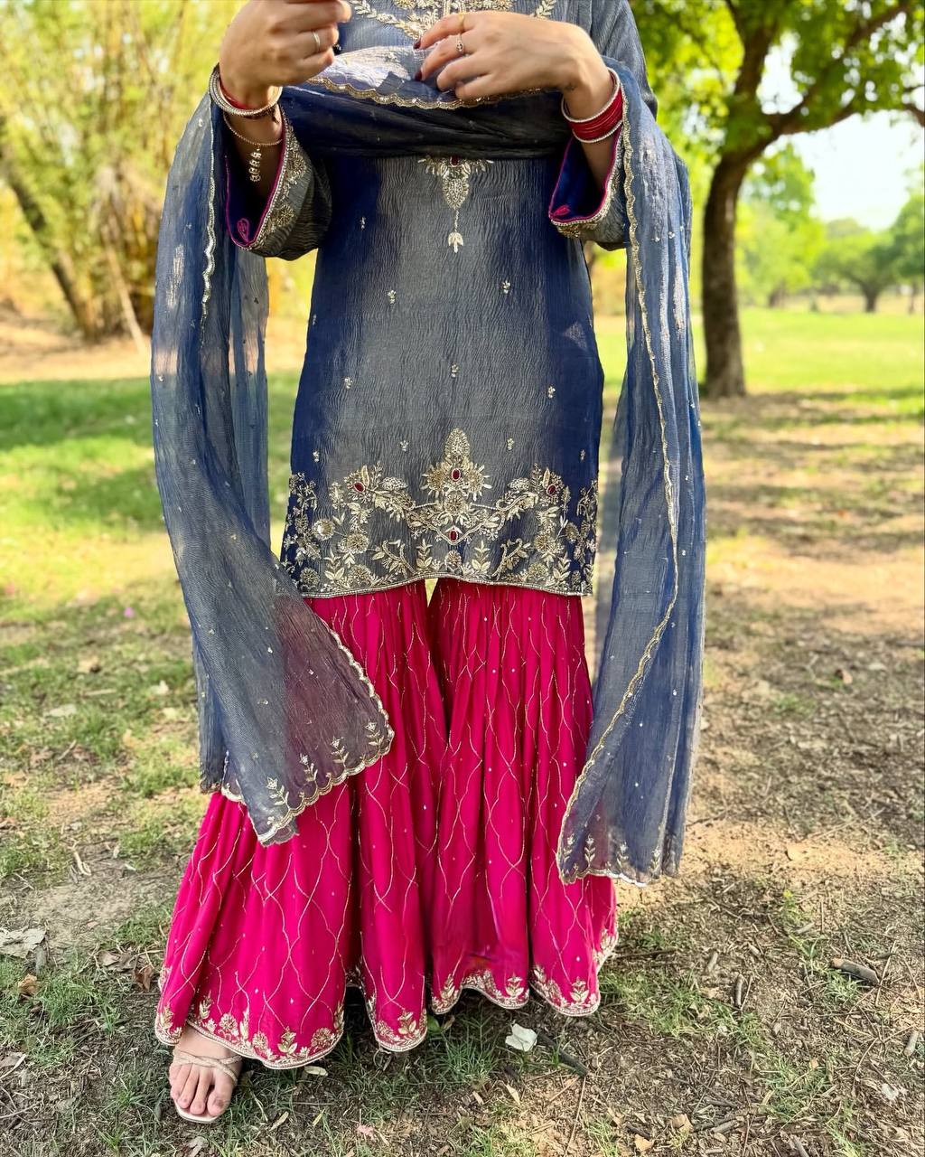 पार्टी वियर लुक: दुपट्टे के साथ टॉप और बॉटम में खूबसूरत दिखें