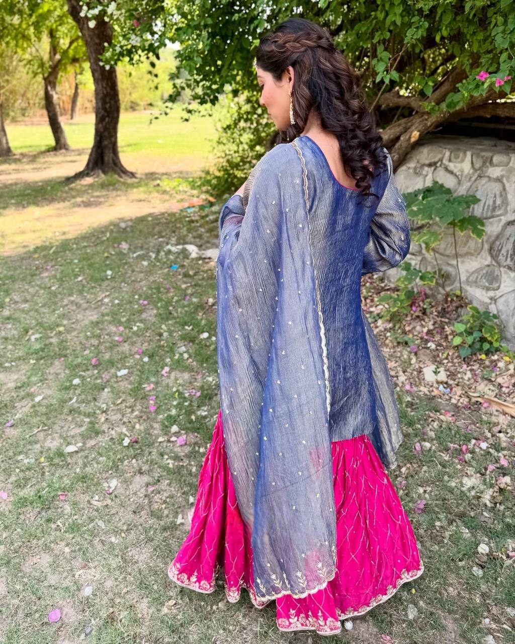 पार्टी वियर लुक: दुपट्टे के साथ टॉप और बॉटम में खूबसूरत दिखें