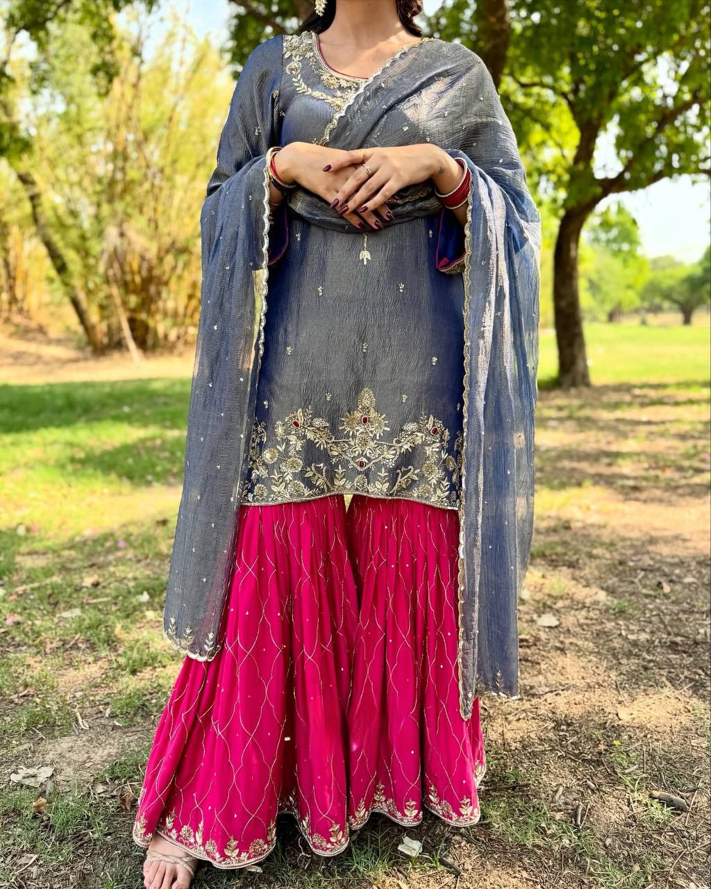 पार्टी वियर लुक: दुपट्टे के साथ टॉप और बॉटम में खूबसूरत दिखें