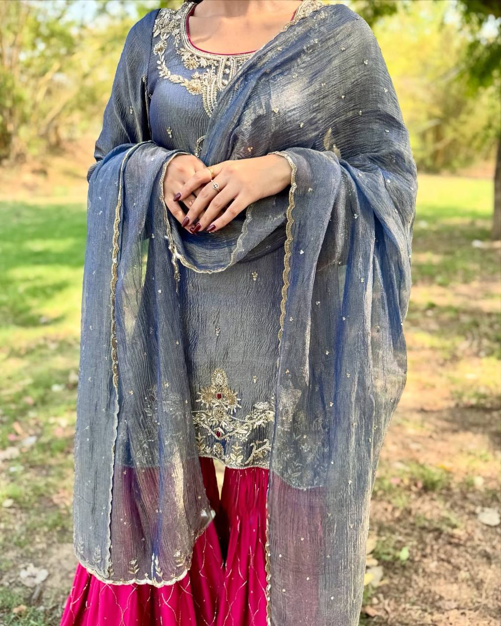 पार्टी वियर लुक: दुपट्टे के साथ टॉप और बॉटम में खूबसूरत दिखें