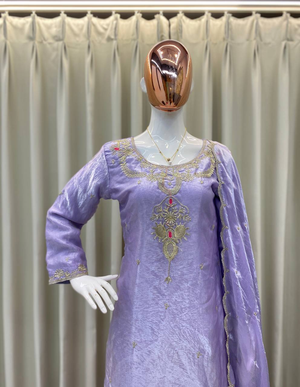 पार्टी वियर लुक: दुपट्टे के साथ टॉप और बॉटम में खूबसूरत दिखें