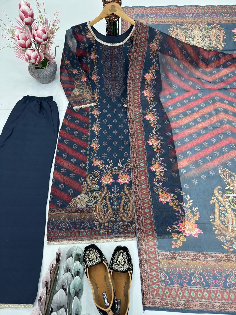 पार्टी वियर लुक खूबसूरत टॉप-बॉटम और दुपट्टा