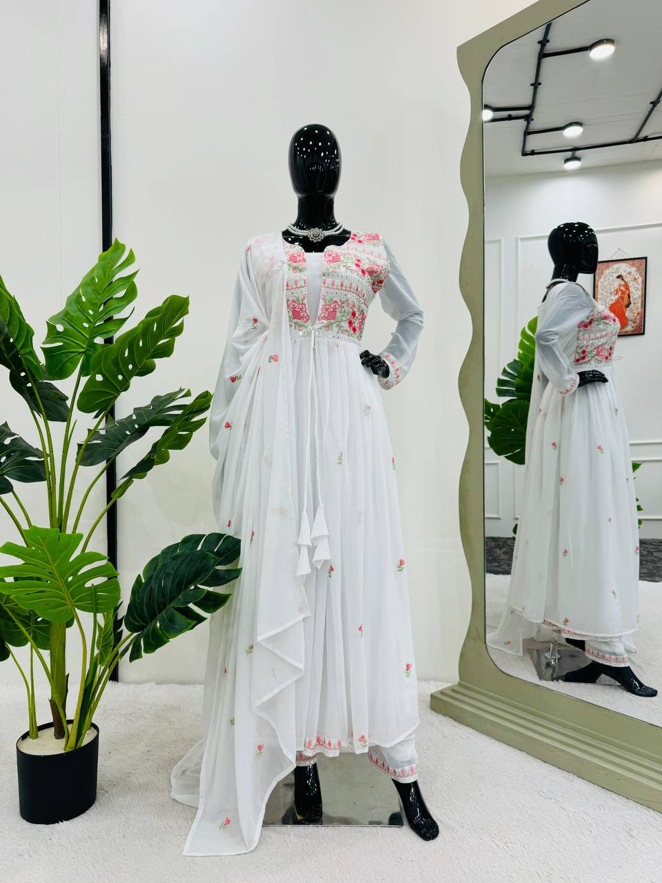 पार्टी वियर लुक टॉप-पेंट, श्रग और दुपट्टा