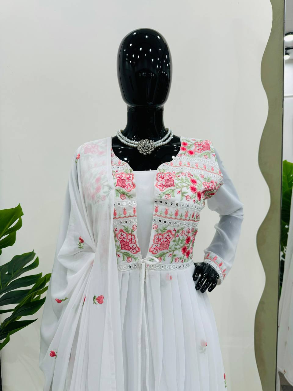 पार्टी वियर लुक टॉप-पेंट, श्रग और दुपट्टा