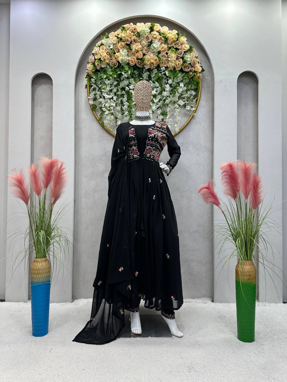 पार्टी वियर लुक टॉप-पेंट, श्रग और दुपट्टा