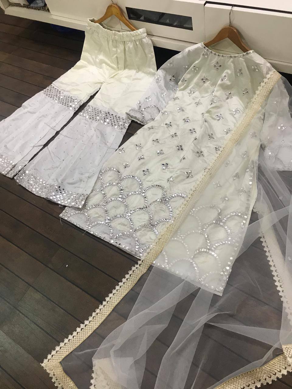 पेपर फ़ॉइल वर्क के साथ डिज़ाइनर पार्टी वियर लुक सूट सेट