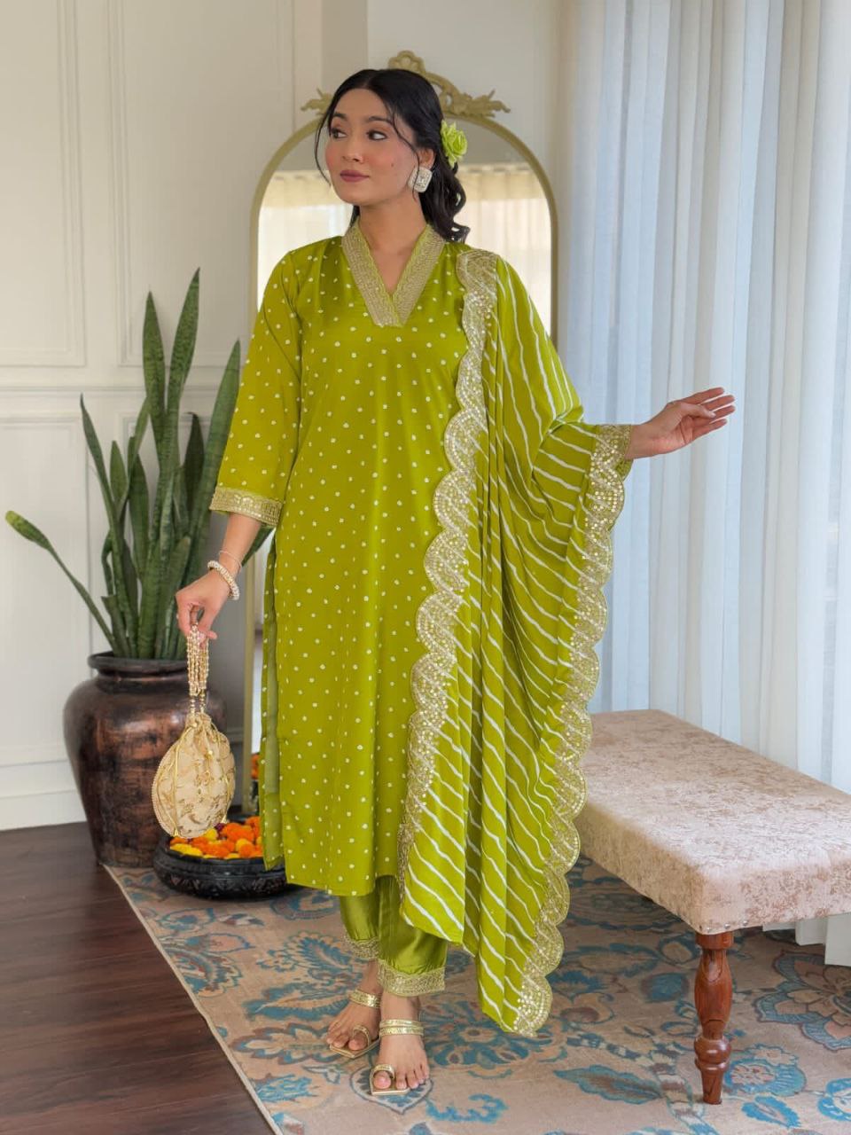 पार्टी वियर लुक: दुपट्टे के साथ टॉप और बॉटम में खूबसूरत दिखें