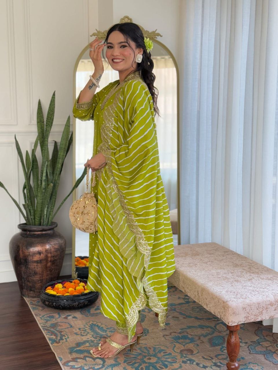 पार्टी वियर लुक: दुपट्टे के साथ टॉप और बॉटम में खूबसूरत दिखें