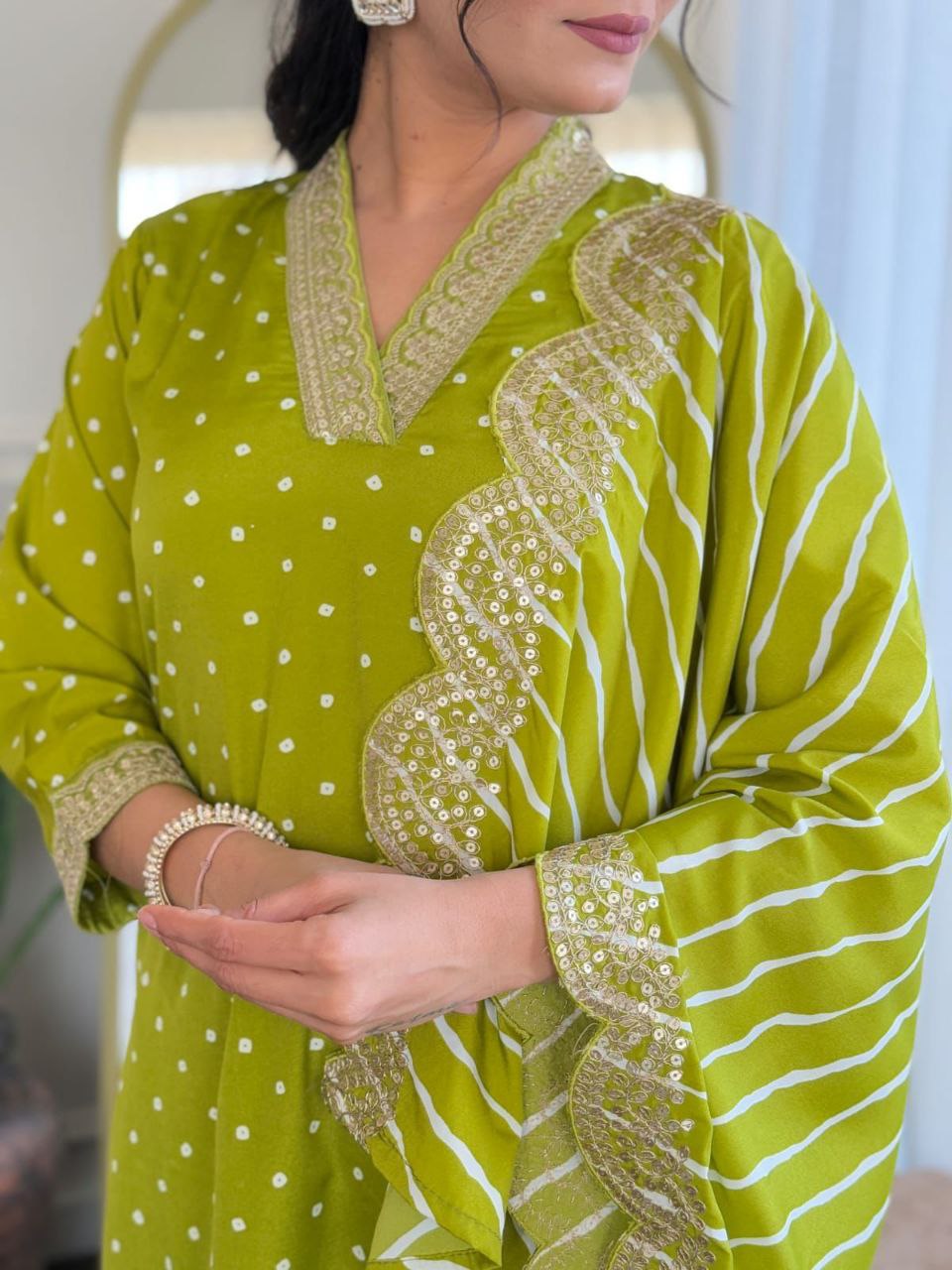 पार्टी वियर लुक: दुपट्टे के साथ टॉप और बॉटम में खूबसूरत दिखें