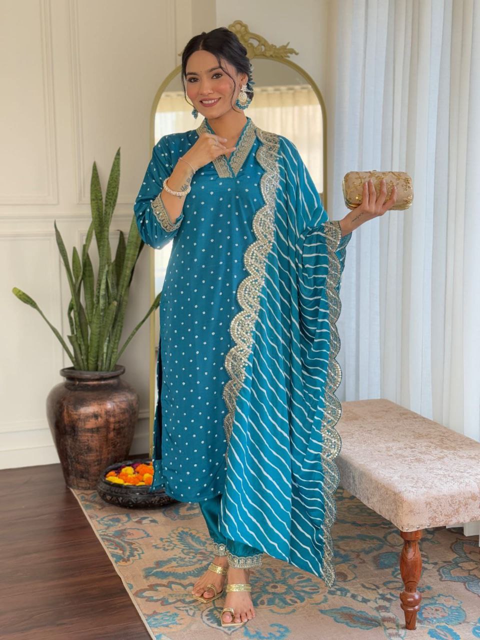 पार्टी वियर लुक: दुपट्टे के साथ टॉप और बॉटम में खूबसूरत दिखें