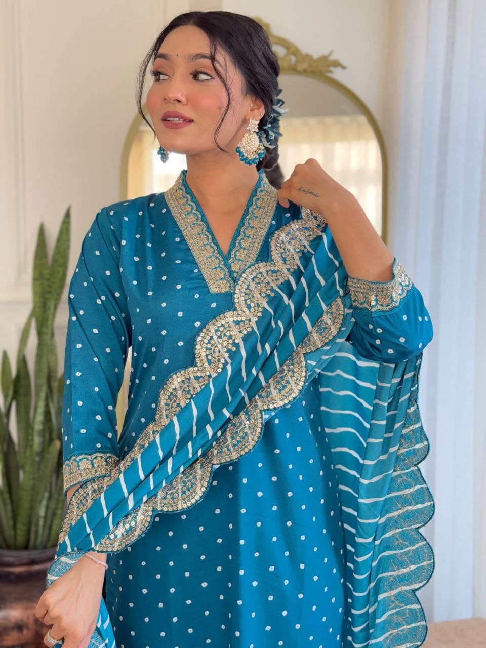 पार्टी वियर लुक: दुपट्टे के साथ टॉप और बॉटम में खूबसूरत दिखें