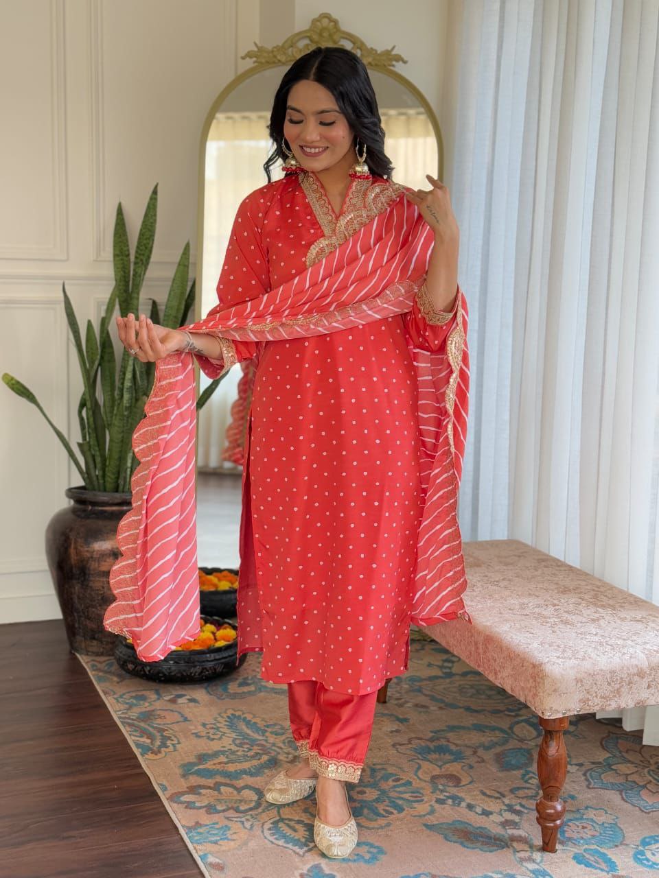 पार्टी वियर लुक: दुपट्टे के साथ टॉप और बॉटम में खूबसूरत दिखें