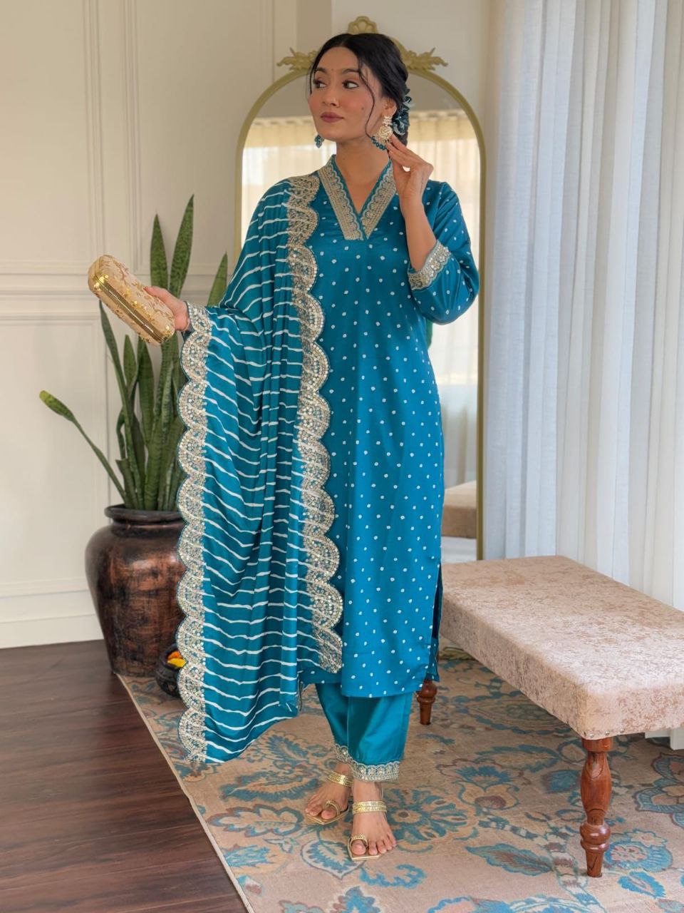 पार्टी वियर लुक: दुपट्टे के साथ टॉप और बॉटम में खूबसूरत दिखें