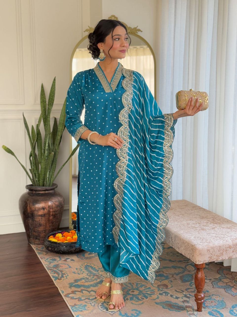 पार्टी वियर लुक: दुपट्टे के साथ टॉप और बॉटम में खूबसूरत दिखें