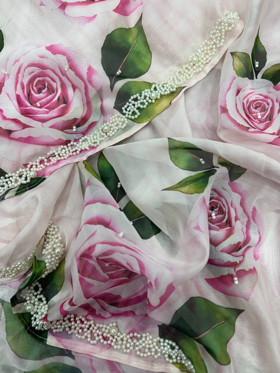 पार्टी वियर खूबसूरत साड़ी, फ्लोरल प्रिंट और बॉर्डर पर मोती के काम के साथ