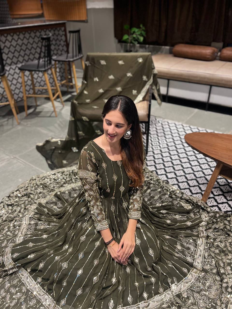 नए फैंसी स्टाइल में डिज़ाइनर अनारकली गाउन और दुपट्टे के साथ पैंट