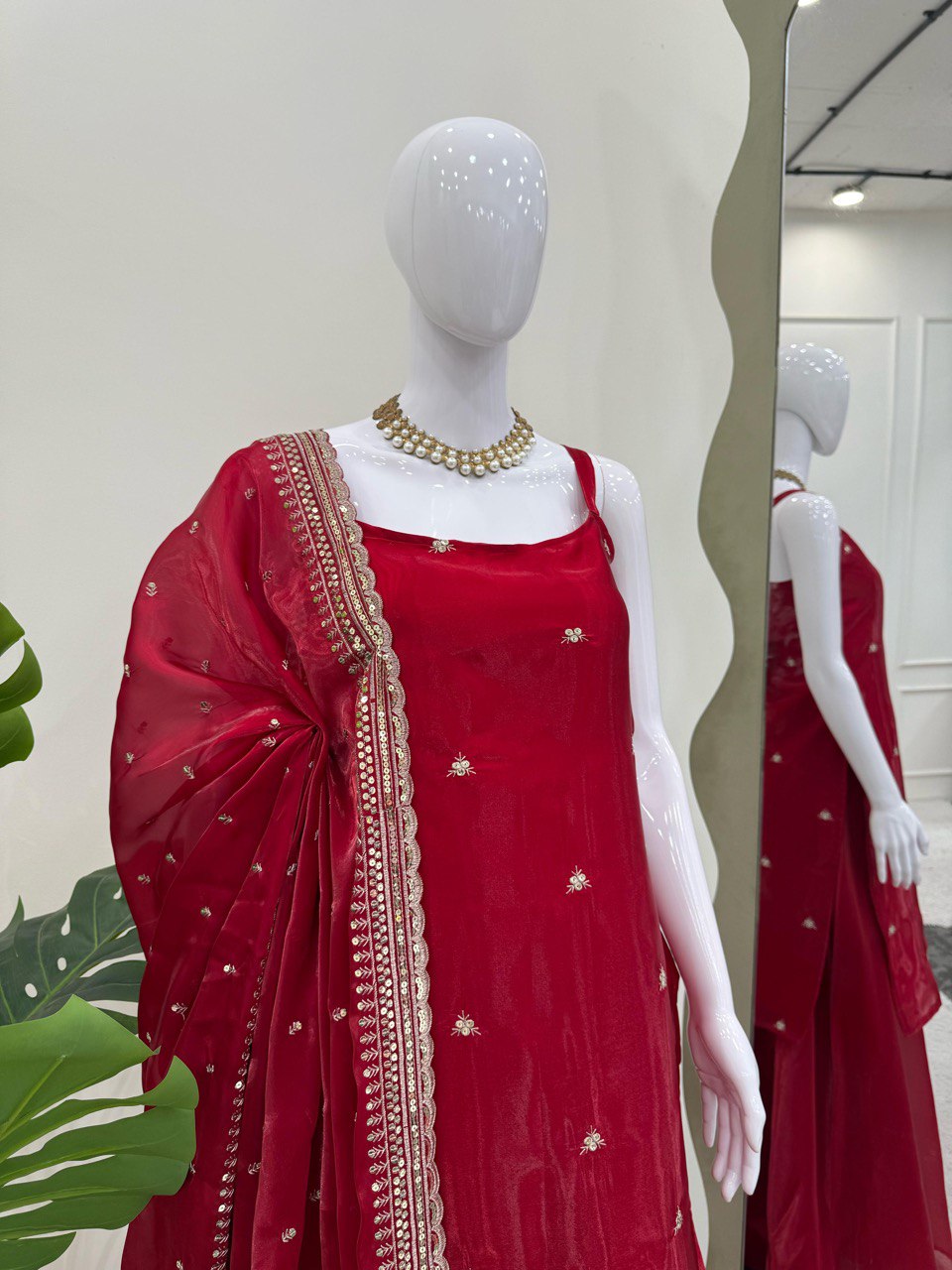 पार्टी वियर डिज़ाइनर सूट सेट थ्रेड और सीक्वेंस वर्क के साथ