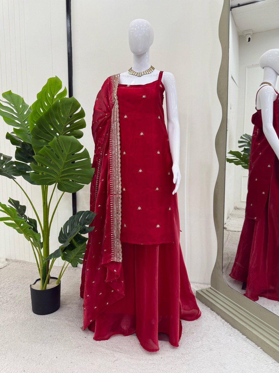 पार्टी वियर डिज़ाइनर सूट सेट थ्रेड और सीक्वेंस वर्क के साथ