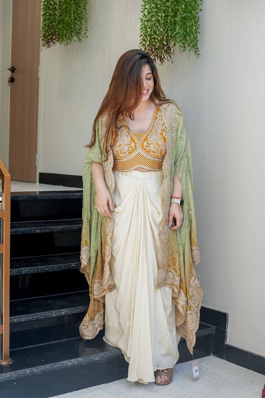 पार्टी वियर लुक खूबसूरत स्कर्ट-ब्लाउज और श्रग