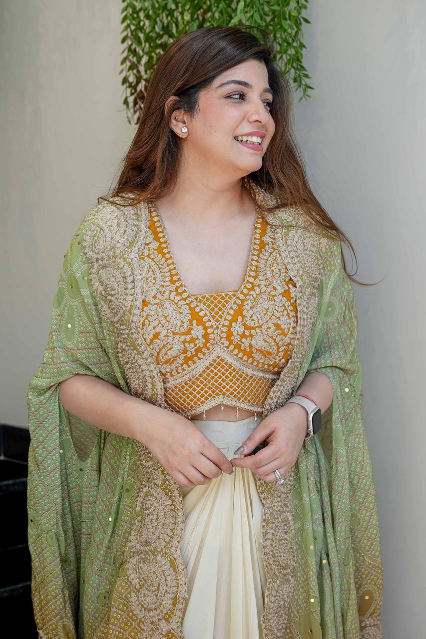 पार्टी वियर लुक खूबसूरत स्कर्ट-ब्लाउज और श्रग