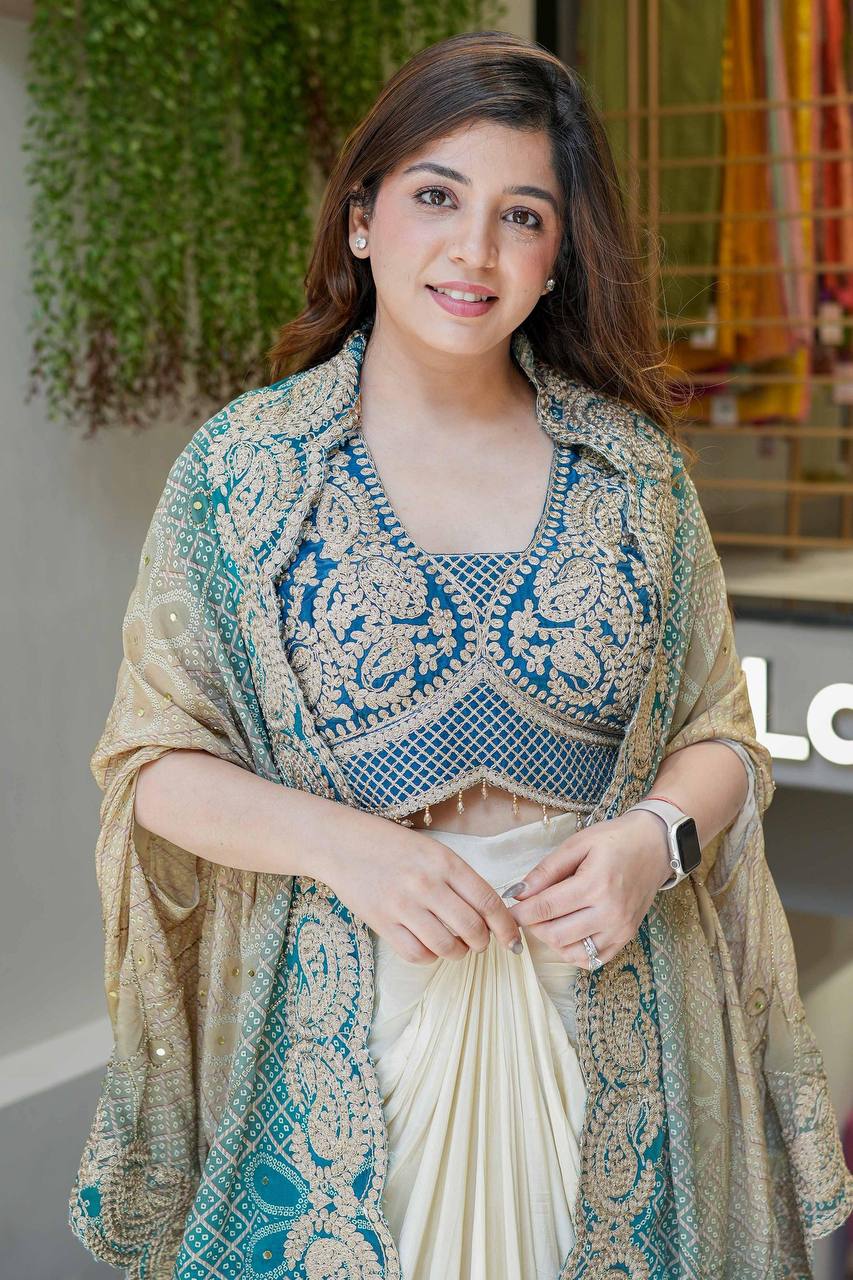 पार्टी वियर लुक खूबसूरत स्कर्ट-ब्लाउज और श्रग