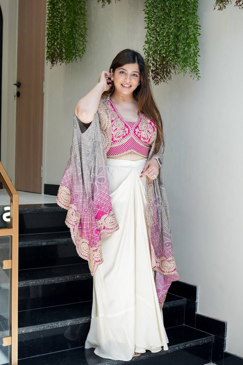 पार्टी वियर लुक खूबसूरत स्कर्ट-ब्लाउज और श्रग