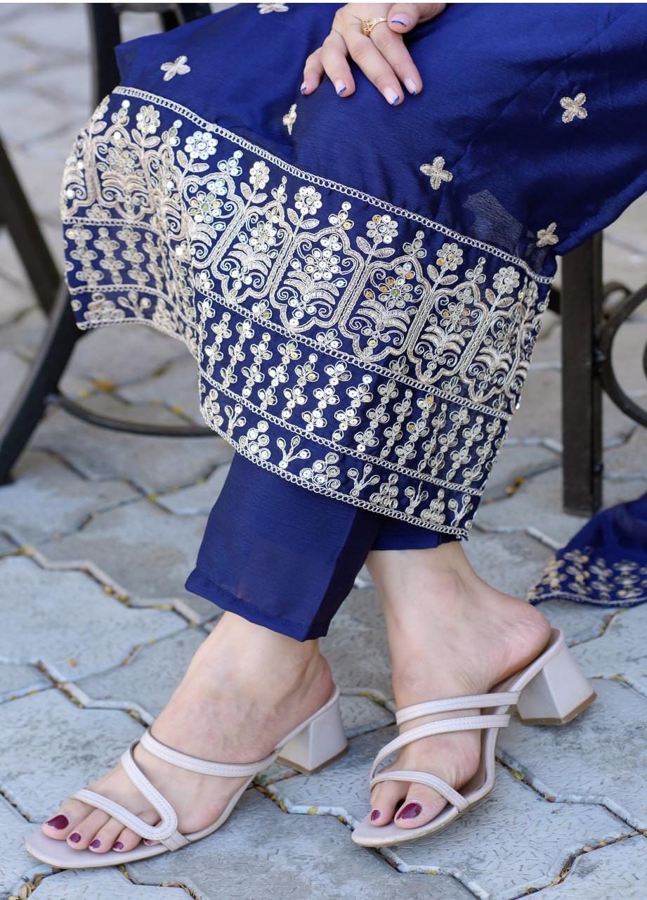 कोडिंग अनुक्रम कढ़ाई कार्य के साथ डिजाइनर सूट सेट