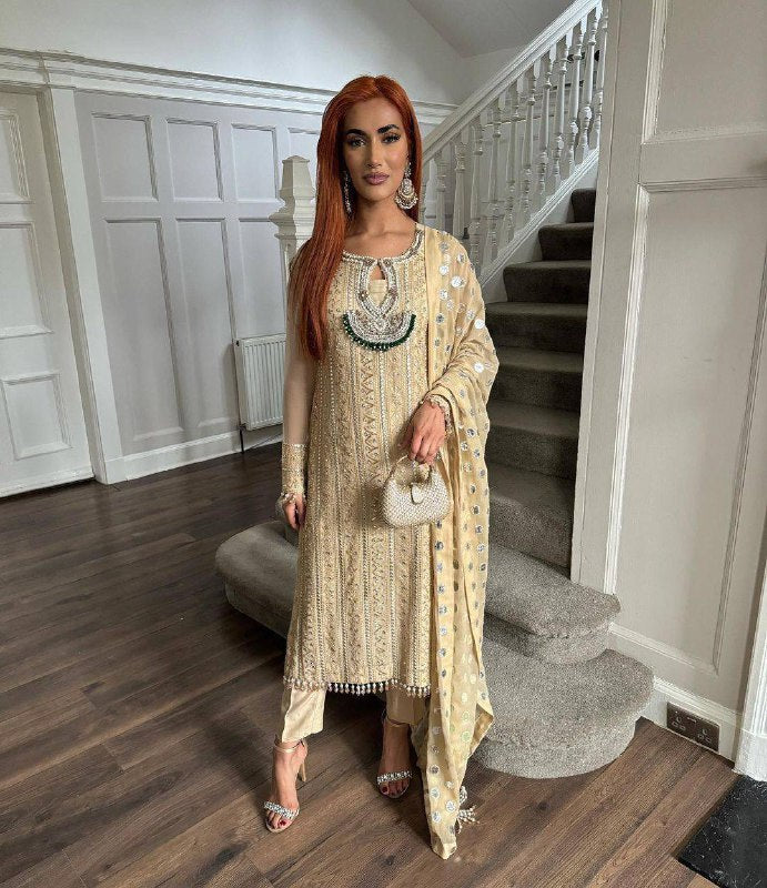 पार्टी वियर लुक सूट सेट थ्रेड और सीक्वेंस वर्क के साथ