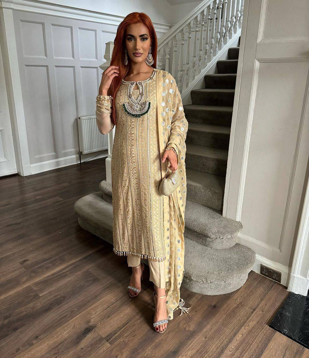 पार्टी वियर लुक सूट सेट थ्रेड और सीक्वेंस वर्क के साथ